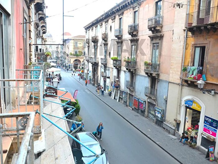 Appartamento con 10 locali in affitto in Via Sant'Anna, Catania