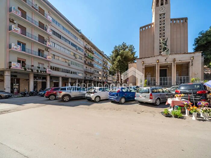 Appartamento con 5 locali in vendita in Largo San Michele Arcangelo, Palermo