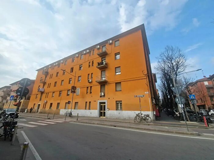 Appartamento trilocale in vendita in Via De Carracci, Bologna