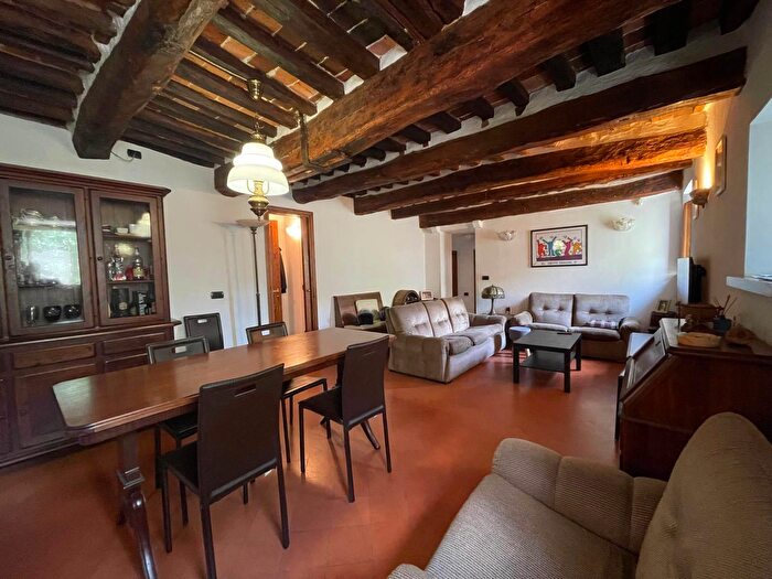 Appartamento con 6 locali in vendita in Via del Suffragio, Massa E Cozzile