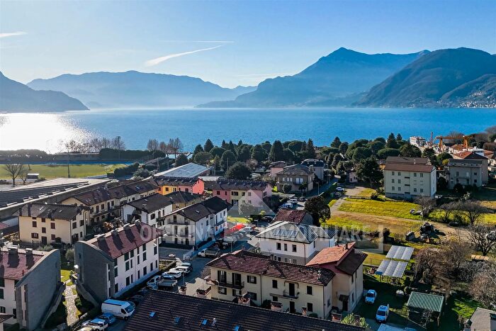 Casa quadrilocale in vendita in Via delle Vigne, Dervio