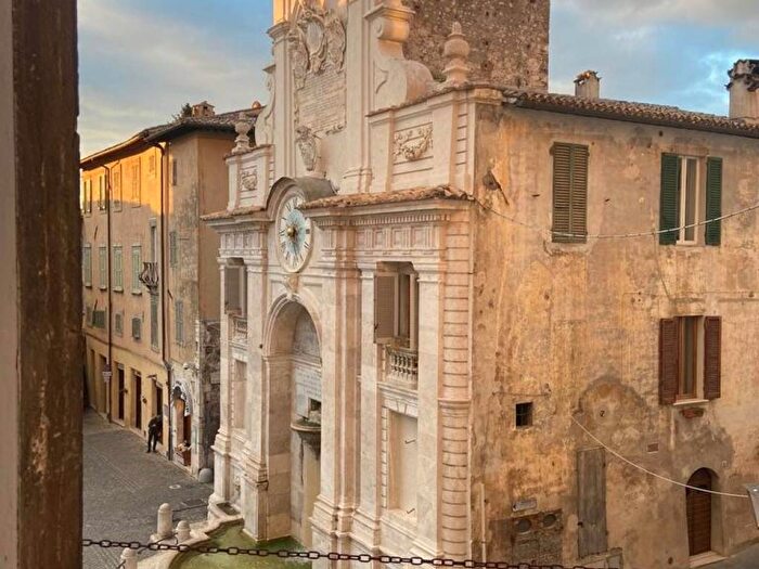 Appartamento trilocale in affitto in Piazza del Mercato, Centro Storico, Spoleto