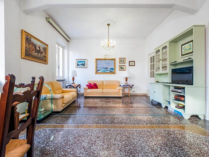 Appartamento con 6 locali in vendita in Oliveto a, Genova