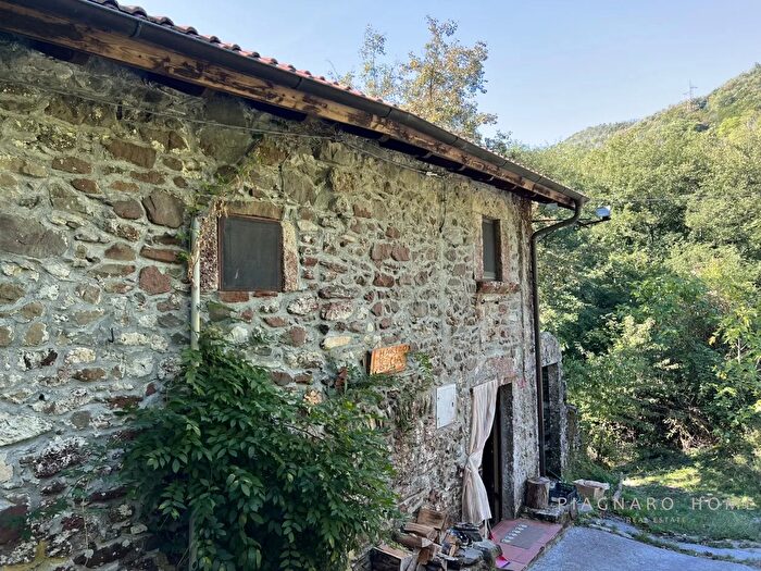 Casa con 5 locali in vendita in Fivizzano