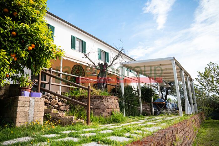 Casa con 6 locali in vendita in Via Parrana San Martino, Collesalvetti