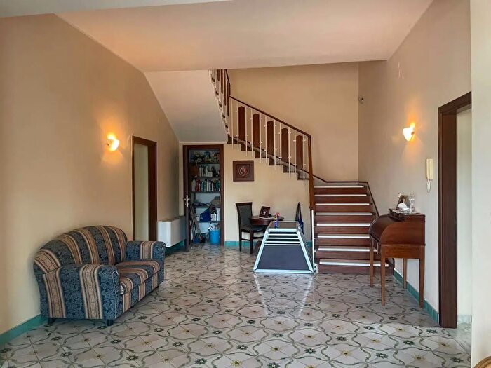 Casa con 11 locali in vendita in Via Sergente Beatrice, Mondragone