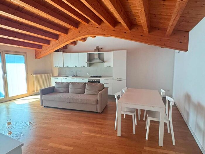 Appartamento bilocale in affitto in Via Antonio Ghislanzoni, Pescarenico, Lecco