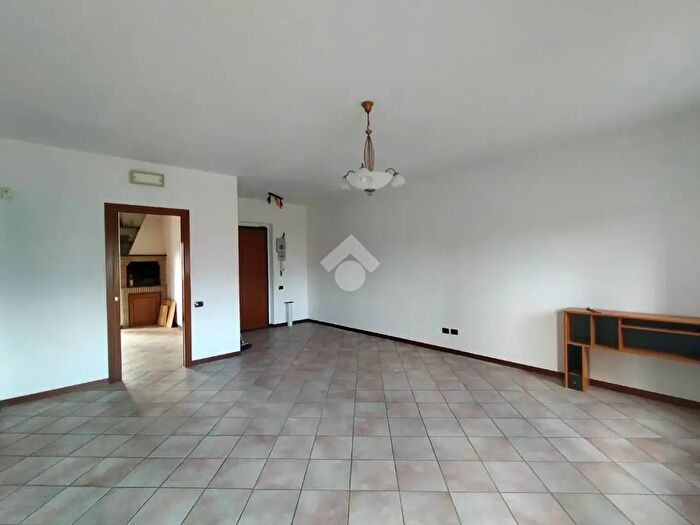 Appartamento quadrilocale in affitto in Via Borroni, Foligno