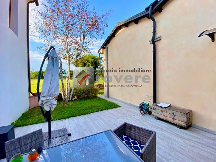 Casa con 20 locali in vendita in Treviso