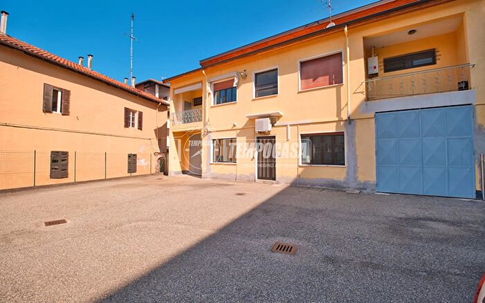 Casa con 5 locali in vendita in Via Nino Oxilia, Novara