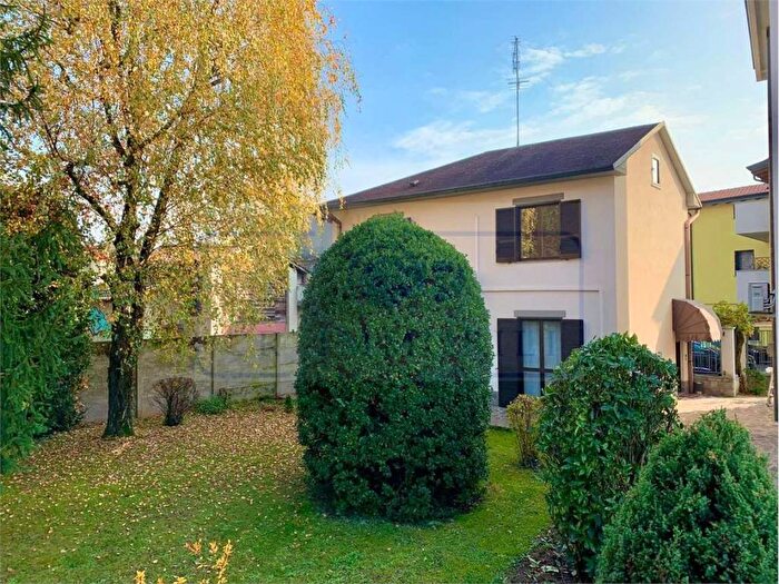 Casa trilocale in affitto in Via Edmondo De Amicis, Centro, Bollate