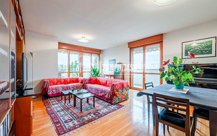 Appartamento quadrilocale in affitto in Via Caduti in Missione di Pace Gallo, Milano