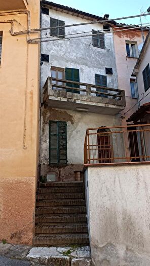 Casa con 5 locali in vendita in Serrapetrona