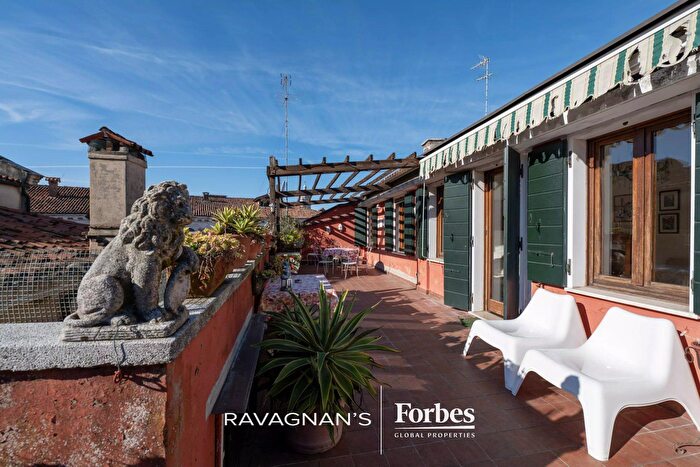 Appartamento con 8 locali in vendita in Venezia