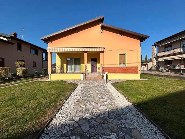 Casa con 5 locali in vendita in Via Enrico Fermi, Corte Franca