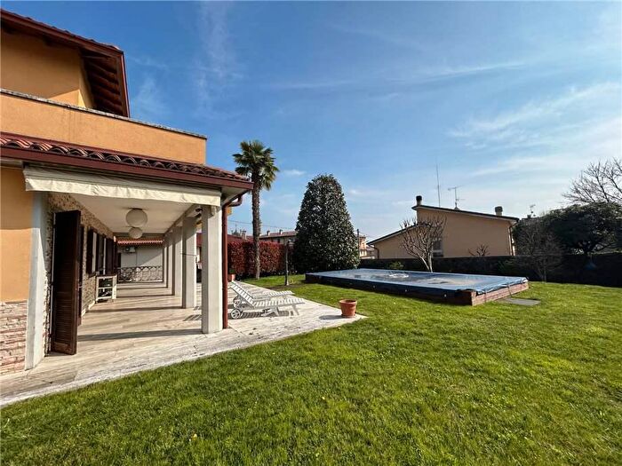 Casa con 10 locali in vendita in Via Pelabrocco, Castelli Calepio