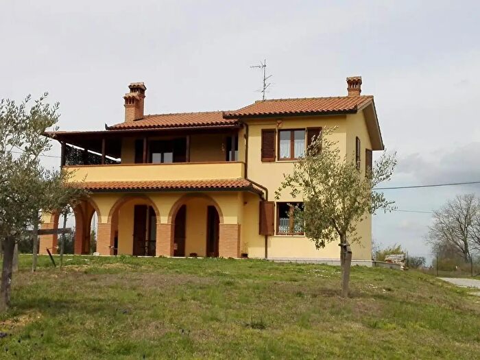 Casa quadrilocale in vendita in Castiglione Del Lago