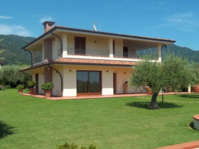 Casa con 9 locali in vendita in Massa