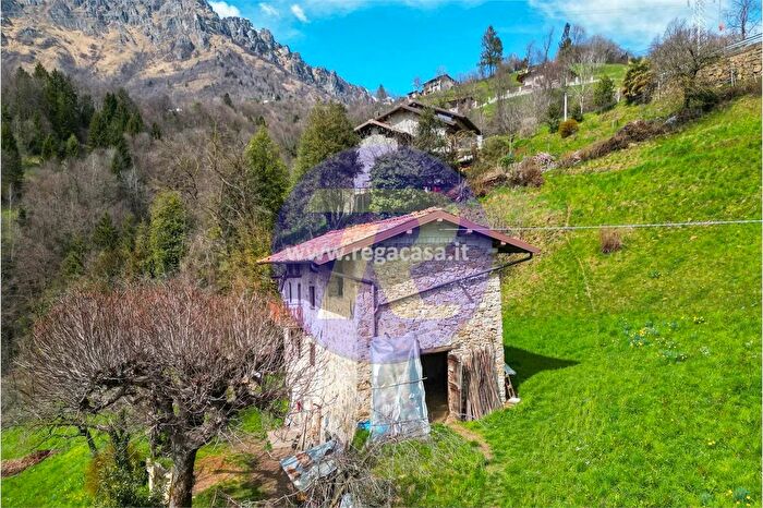 Casa con 12 locali in vendita in Camerata Cornello