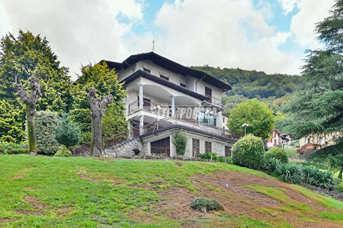 Casa con 10 locali in vendita in Via Prevosto Carlo Mazza, Asso