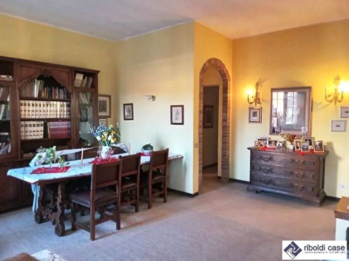 Casa con 8 locali in vendita in Cabiate