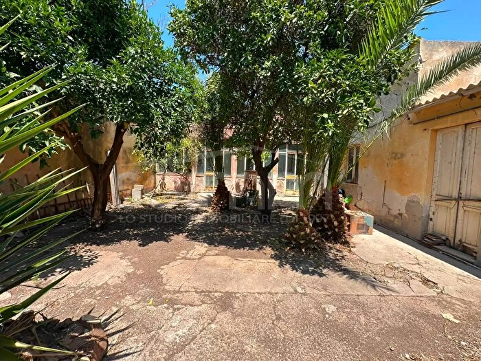 Casa con 7 locali in vendita in Via Seneca, Monserrato