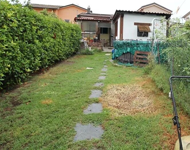 Casa quadrilocale in vendita in Luni