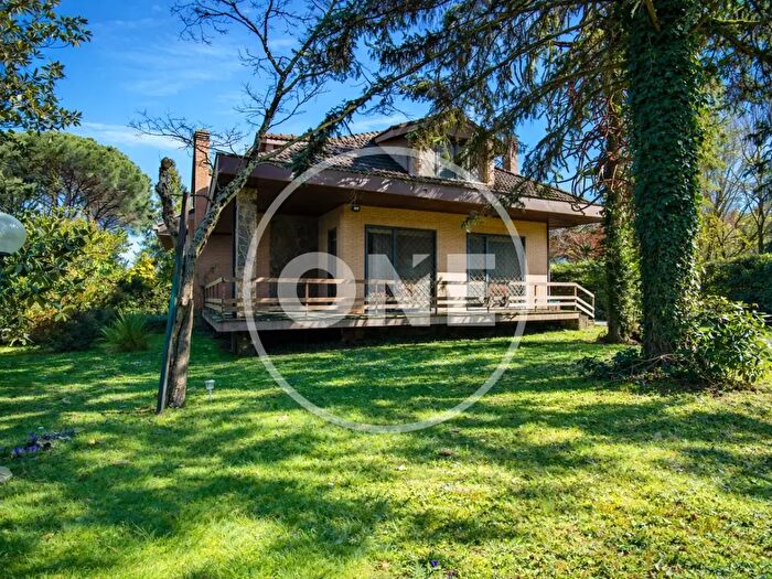 Casa con 7 locali in vendita in Via delle Robinie, Ronciglione