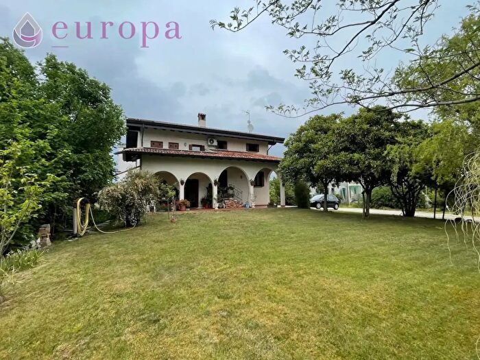 Casa con 10 locali in vendita in Montereale Valcellina