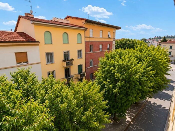 Appartamento quadrilocale in affitto in Viale Alessandro Volta, Campo di Marte, Firenze