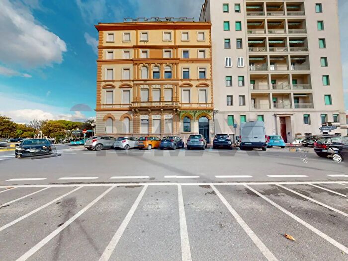 Appartamento con 5 locali in vendita in Viale Daniele Manin, Viareggio