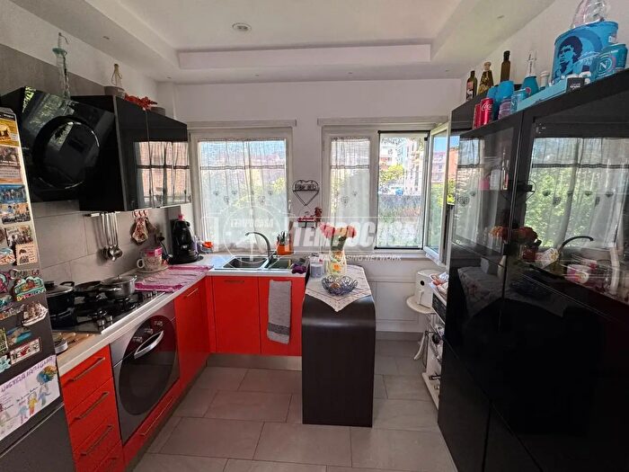 Appartamento trilocale in vendita in Via Terracina, Napoli
