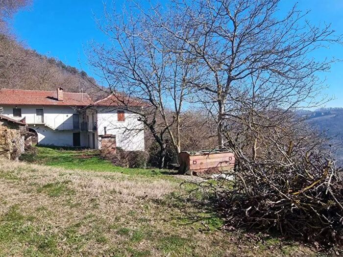 Casa con 10 locali in vendita in Roccaverano