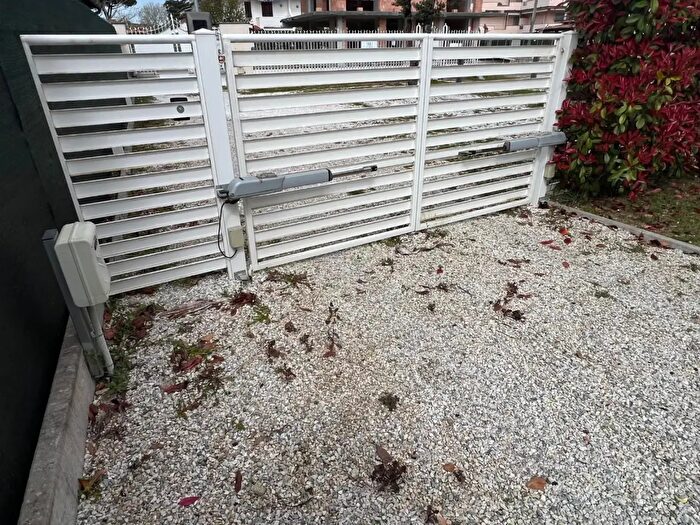 Appartamento con 6 locali in vendita in a Cateratte, Montignoso