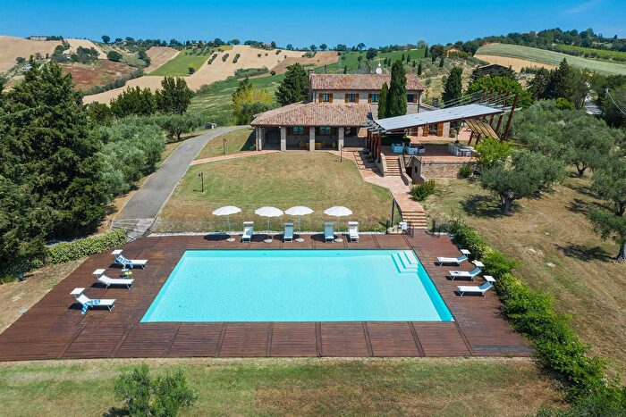 Casa con 12 locali in vendita in Strada del Breccione Snc, San Costanzo