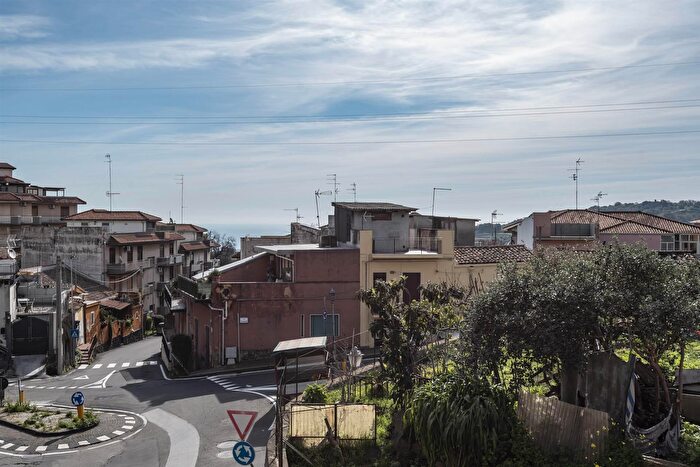 Appartamento trilocale in vendita in Aci Catena