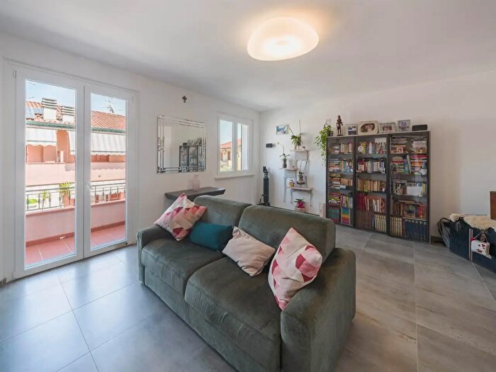 Casa con 7 locali in vendita in Viareggio