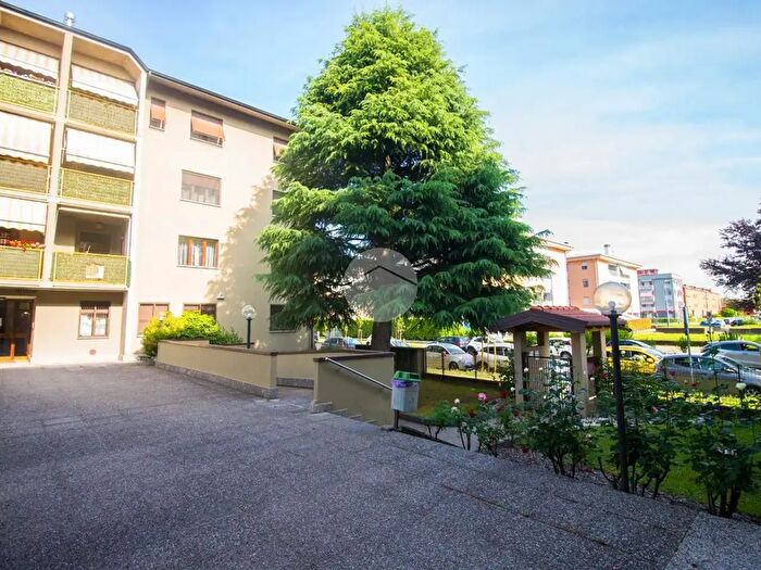 Appartamento trilocale in vendita in Via Trieste, Garbagnate Milanese