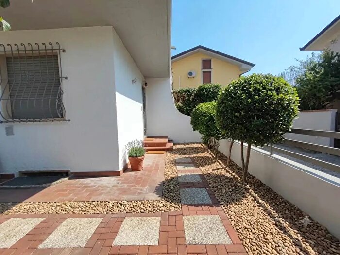 Casa con 6 locali in vendita in Viareggio