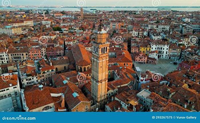 Appartamento con 6 locali in vendita in Campo Santo Stefano, Venezia