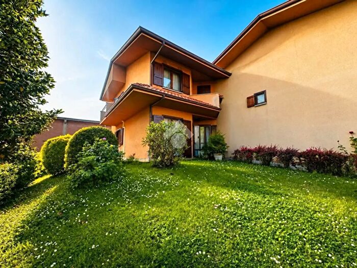 Casa quadrilocale in vendita in Via Locatelli, Martinengo