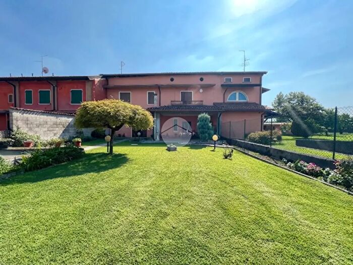 Casa quadrilocale in vendita in Via Bargnana, Castrezzato