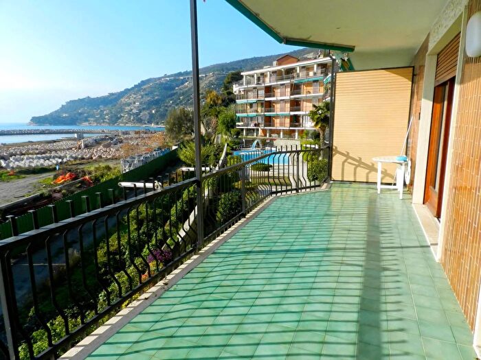 Appartamento quadrilocale in vendita in Via Aurelia Ponente Ospedaletti, Ospedaletti