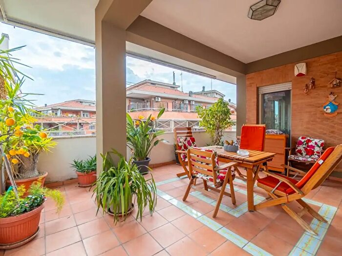 Appartamento quadrilocale in vendita in Via Luigi Chiarelli, Roma