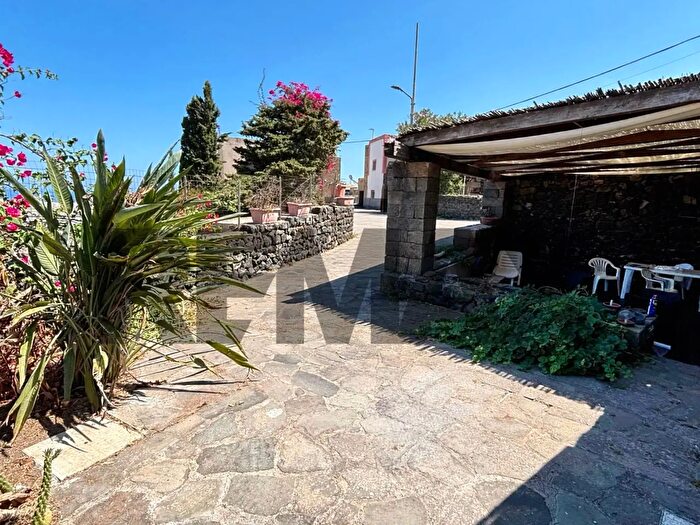 Casa con 5 locali in vendita in Via delle Buganville Snc, Pantelleria
