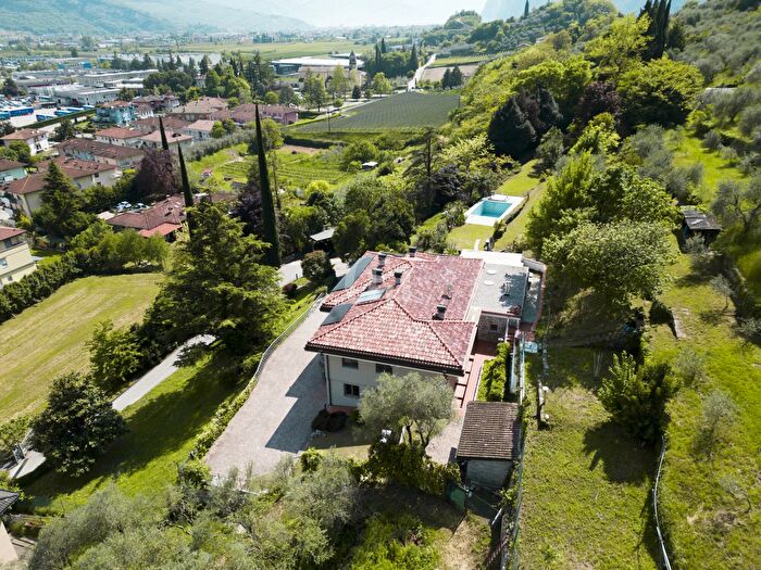 Casa con 11 locali in vendita in Via Vittorio Veneto d, Arco