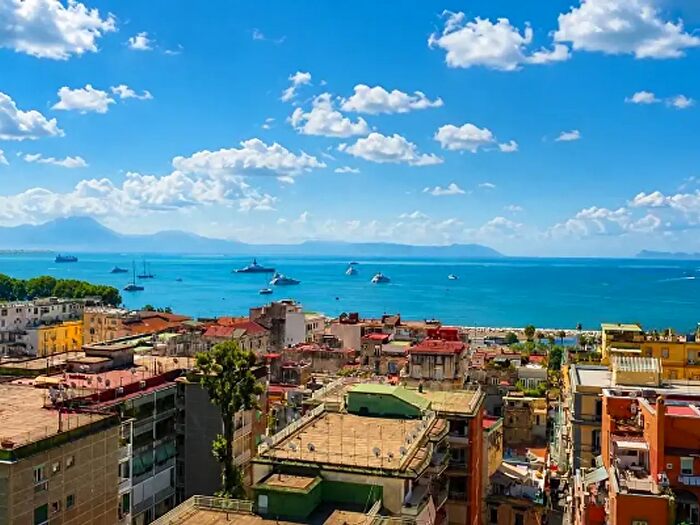 Appartamento con 5 locali in affitto in Via Francesco Crispi, Napoli
