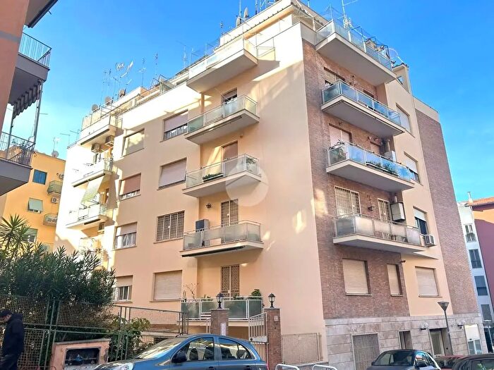 Appartamento trilocale in affitto in Via Biagio Pallai, Roma