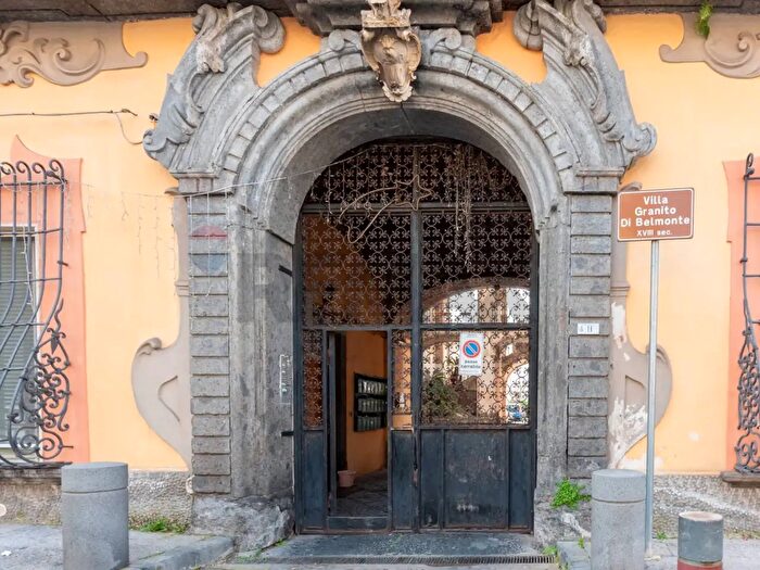 Appartamento con 5 locali in vendita in Corso Resina, Ercolano