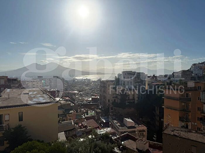 Appartamento quadrilocale in vendita in Via Girolamo Santa Croce, Napoli